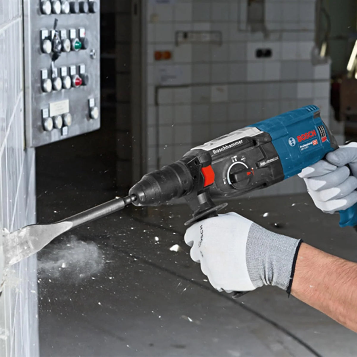 Bosch Professional martelete perfurador GBH 2-28 F (potência 880 W, Ø máx. de perfuração em concreto: 28 mm, incl. conjunto de 6 talhadeiras, SDS plus, L-Case) - Conjunto exclusivo da Amazon