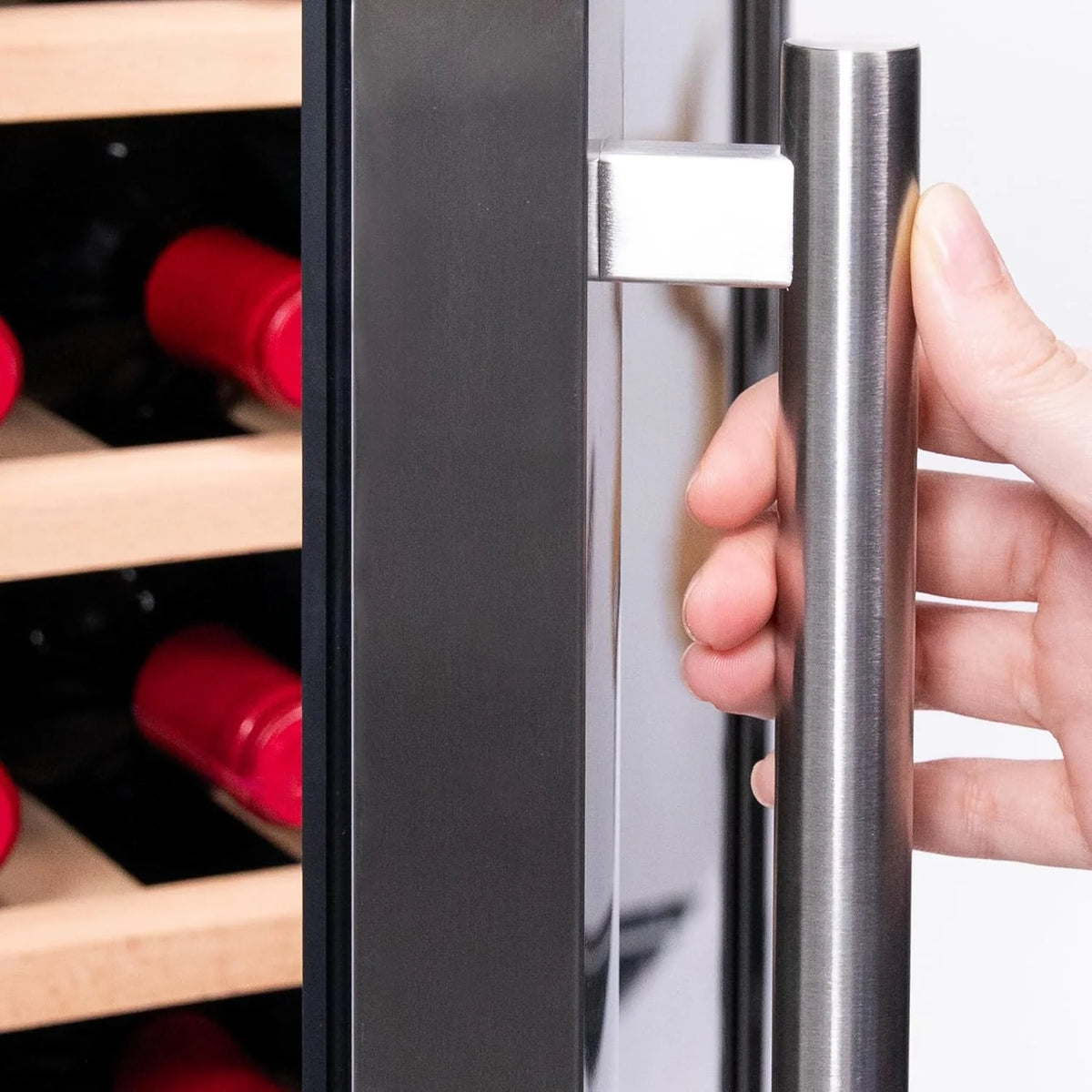 Cecotec Vinoteca de Livre Instalação Bolero GrandSommelier 1250 CoolWood. Frigorífico para vinhos com capacidade para 12 garrafas, temperatura ajustável de 8-18ºC, LED e prateleiras de madeira.