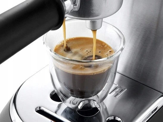 Máquina de Café Expresso DeLonghi EC685.M (N) com Moedor e Espumador de Leite, Slim