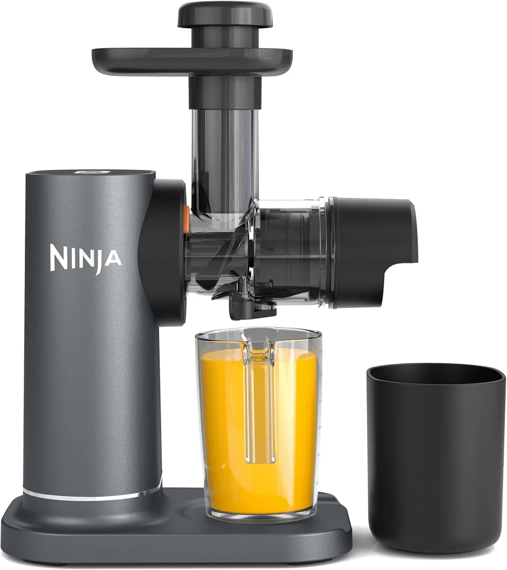 Ninja Extrator de Sumos de Prensagem a Frio com Jarro de 700ml e Recipiente para Polpa de 1,1L para Sumos e Bebidas Saudáveis, Compacto, Peças Próprias para Máquina de Lavar Loiça, Cinzento, JC151EU