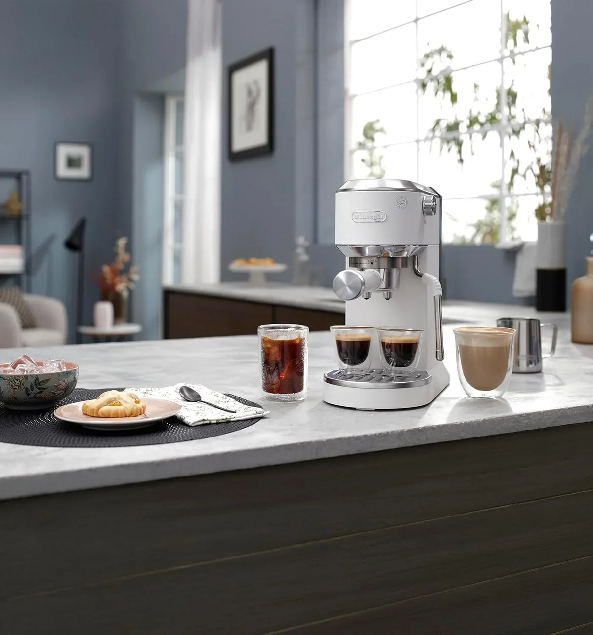 De'Longhi Dedica – Cafeteira de Bomba em Aço Inoxidável para Café Moído ou Saquetas, Espresso e Cappuccino, Reservatório de 1.3 Litros, Sistema Anti-pingo, Modelo EC685.M, Cor Metal