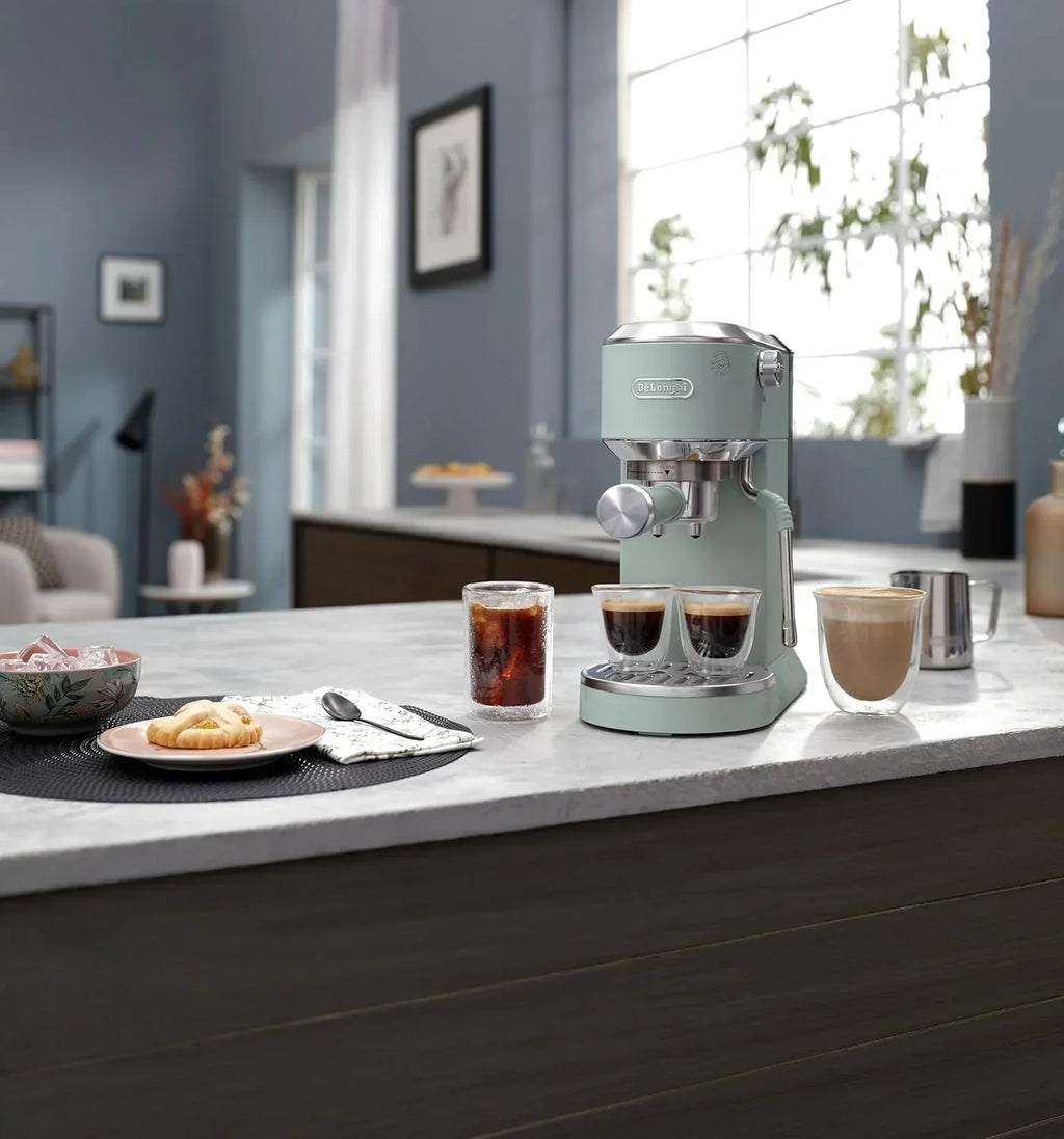 De'Longhi Dedica – Cafeteira de Bomba em Aço Inoxidável para Café Moído ou Saquetas, Espresso e Cappuccino, Reservatório de 1.3 Litros, Sistema Anti-pingo, Modelo EC685.M, Cor Metal
