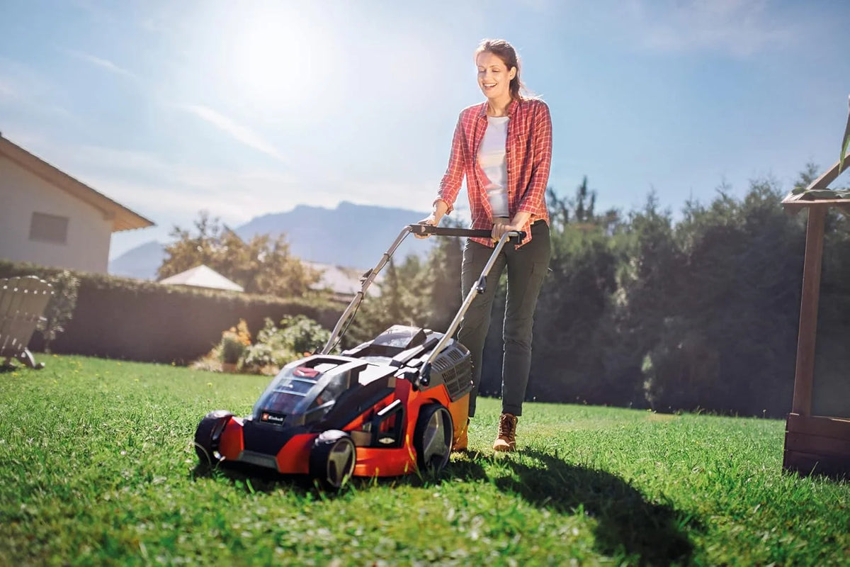 Cortador de grama a bateria Einhell GE-CM 43 Li M Kit Power X-Change (36V, 43 cm de largura de corte, até 600 m², sem escovas, função mulching, saco coletor de 63L, com 2 baterias de 4,0 Ah e 2 carregadores)