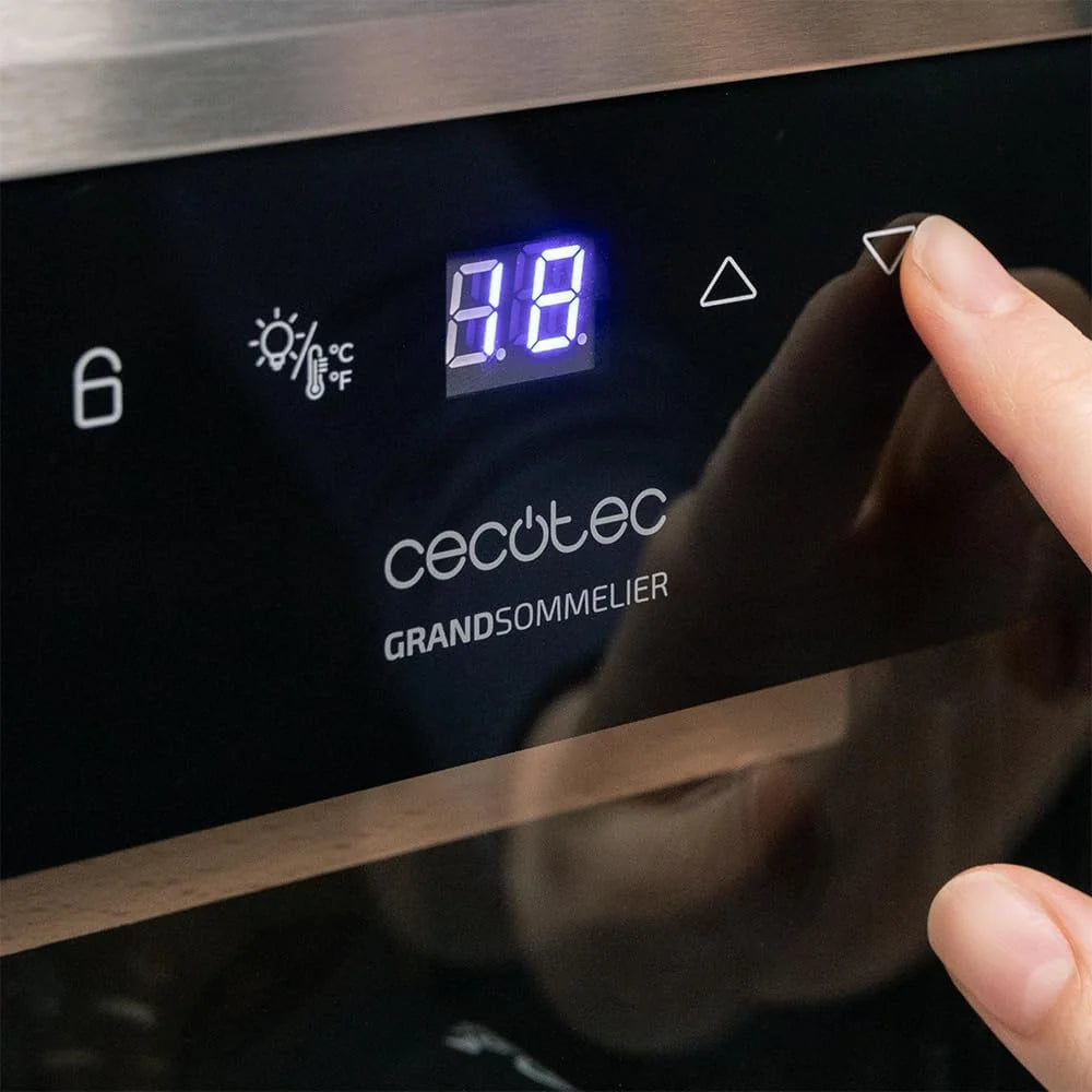 Cecotec Vinoteca de Livre Instalação Bolero GrandSommelier 1250 CoolWood. Frigorífico para vinhos com capacidade para 12 garrafas, temperatura ajustável de 8-18ºC, LED e prateleiras de madeira.