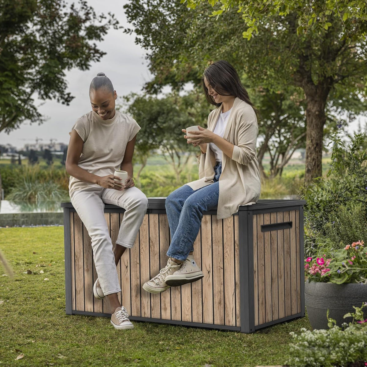 Keter Baú de Jardim Sierra 643L, 144 x 67 x 73 cm, Plástico com Aparência de Madeira (Pinho), Tampa com Molas a Gás, Pode Ser Trancado