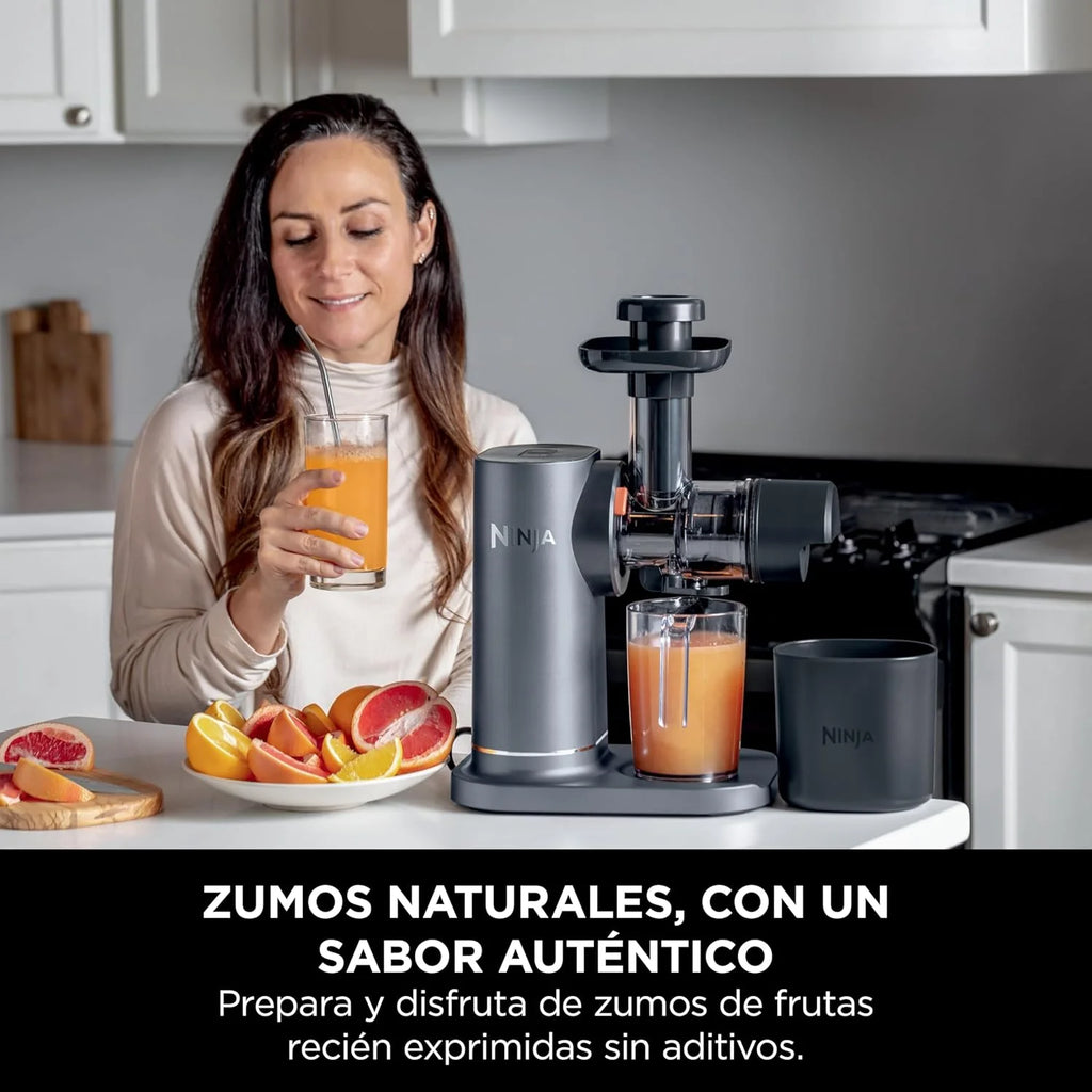 Ninja Extrator de Sumos de Prensagem a Frio com Jarro de 700ml e Recipiente para Polpa de 1,1L para Sumos e Bebidas Saudáveis, Compacto, Peças Próprias para Máquina de Lavar Loiça, Cinzento, JC151EU