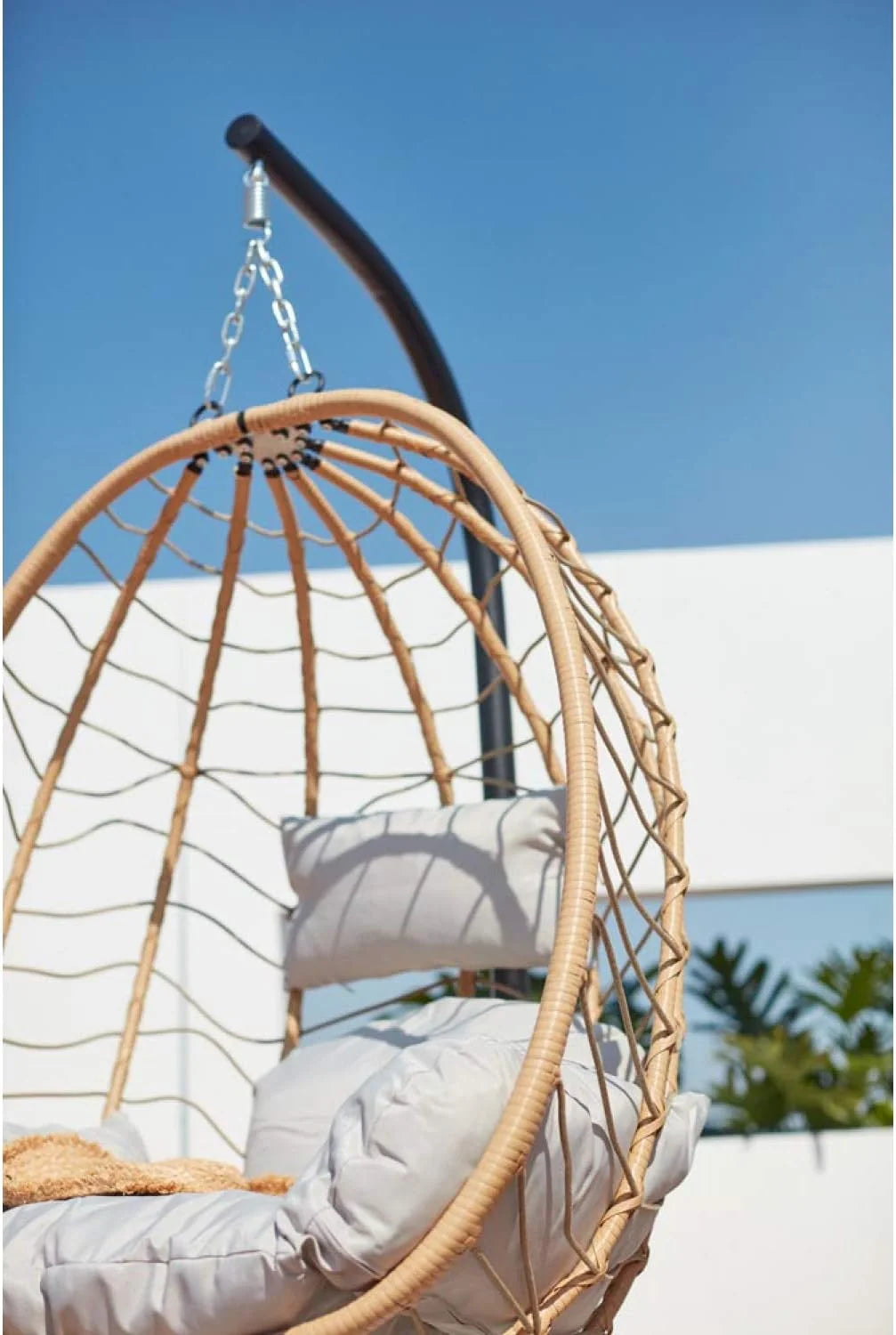 Concept-Usine | Linda Cadeira Suspensa Lima em Estrutura de Aço e Resina com Aparência de Rattan na Cor Bege, Almofada Acolchoada Confortável e Removível. Rede Impermeável e Resistente, Suporta 160 Kg
