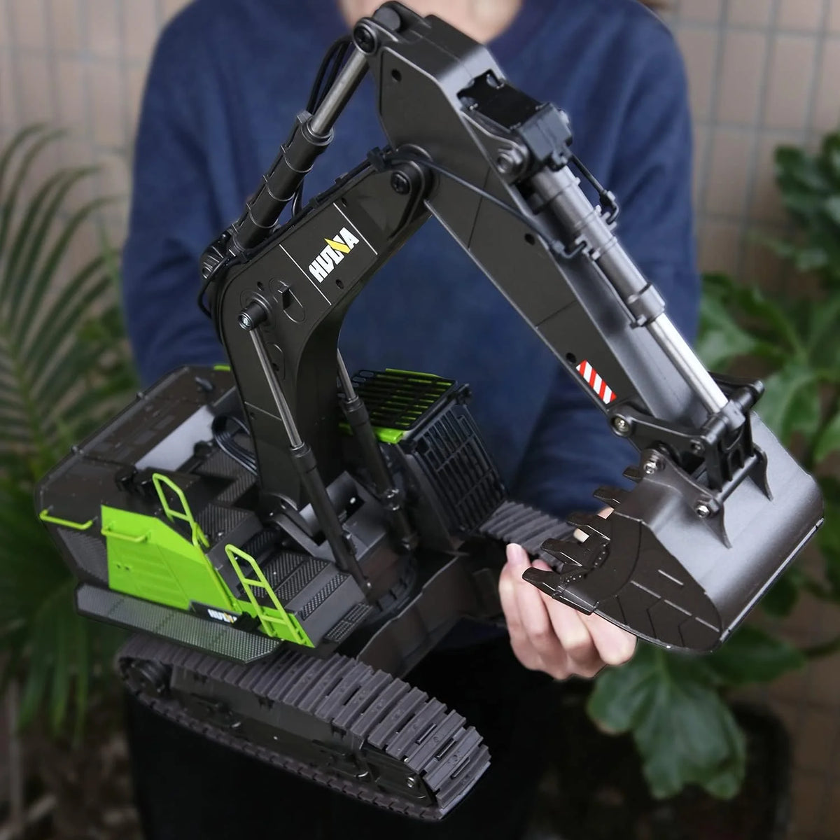 Escavadeira Brinquedo Grande 1:14, Escavadeira de Brinquedo 22 Canais com Funções Completas, Escavadeira de Controle Remoto RC +2 Baterias+3 Acessórios, Brinquedo de Pá RC, Brinquedo de Guindaste para Crianças de 4 6 8 10 14+ Anos