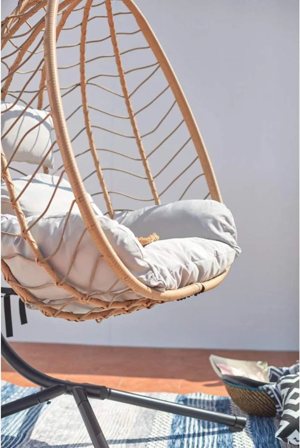 Concept-Usine | Linda Cadeira Suspensa Lima em Estrutura de Aço e Resina com Aparência de Rattan na Cor Bege, Almofada Acolchoada Confortável e Removível. Rede Impermeável e Resistente, Suporta 160 Kg