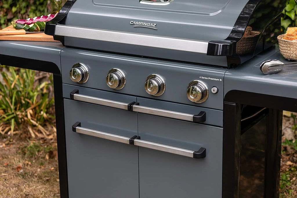 Campingaz Churrasqueira a Gás Série 4 Premium S, churrasqueira a gás com 4 queimadores em aço inoxidável de 13,6 kW, 1 queimador lateral, tampa, termómetro, InstaClean Aqua, sistema modular culinário, fogão