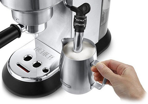 Máquina de Café Expresso DeLonghi EC685.M (N) com Moedor e Espumador de Leite, Slim