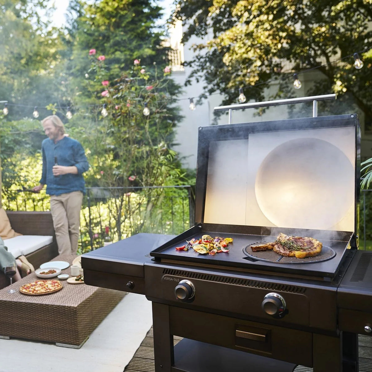 Churrasqueira a Gás Versa-Tile Char-Broil, Plancha a Gás 2 Zonas, Superfície de Cozedura: 70 x 50 cm, Sistema de Módulos 3 em 1: Plancha, Grelha e Forno para Pizza