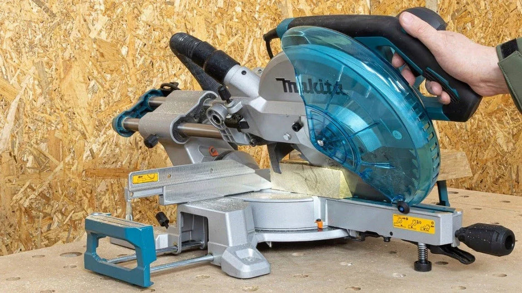 MAKITA LS1110F SERRA DE ESQUADRIA COM AVANÇO 1450W 260MM LED PARTIDA SUAVE