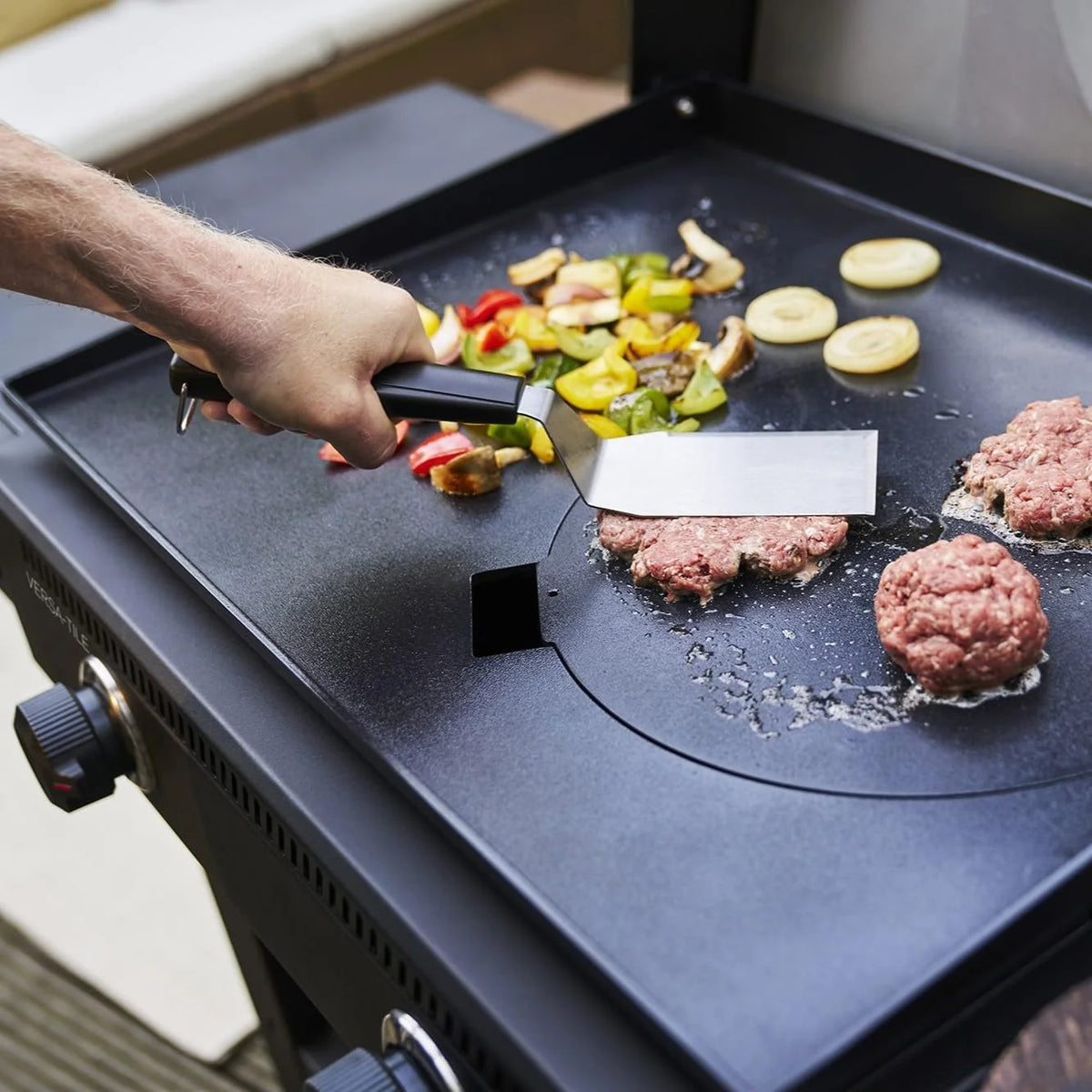 Churrasqueira a Gás Versa-Tile Char-Broil, Plancha a Gás 2 Zonas, Superfície de Cozedura: 70 x 50 cm, Sistema de Módulos 3 em 1: Plancha, Grelha e Forno para Pizza