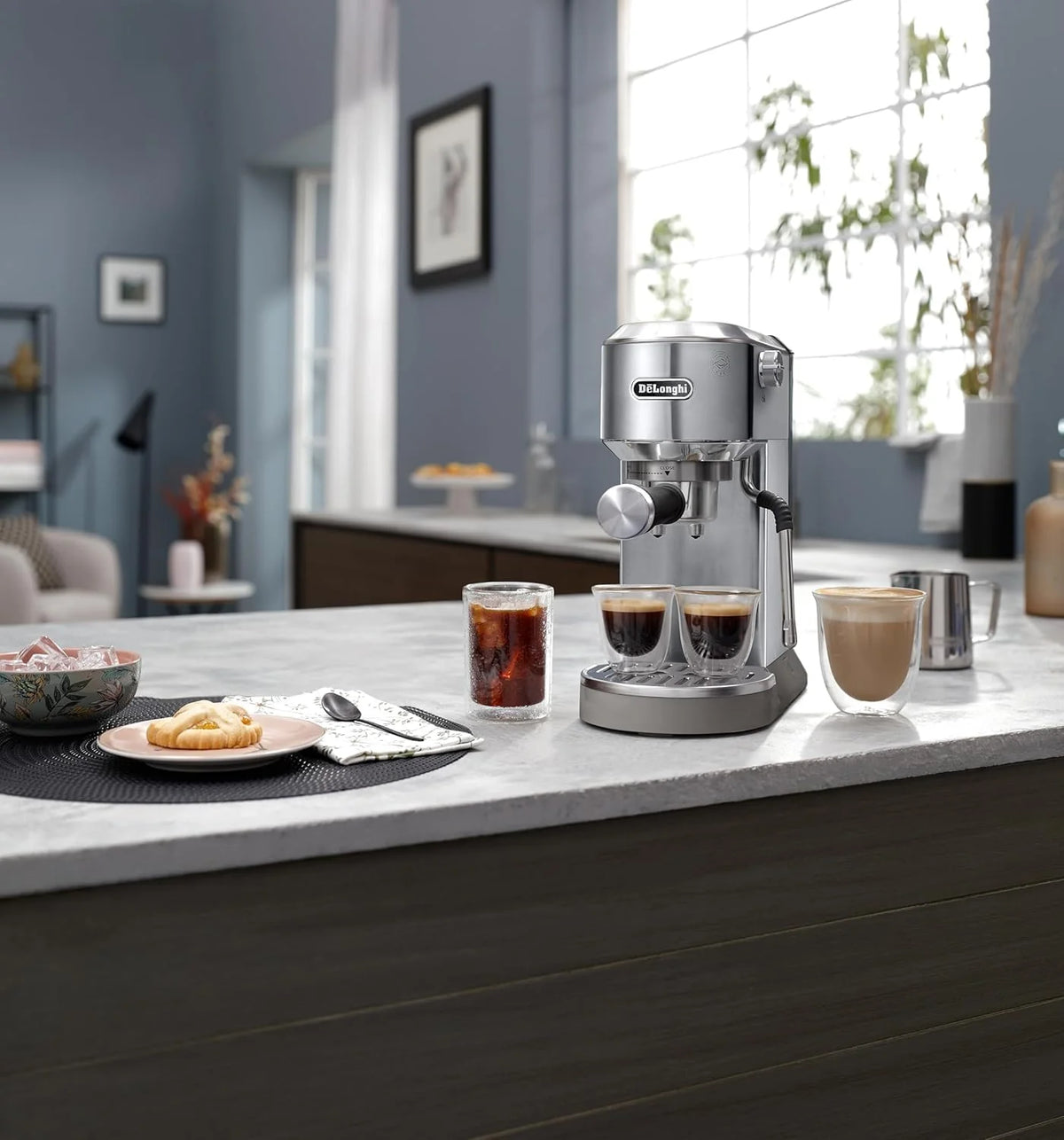 De'Longhi Dedica – Cafeteira Espresso Bomba de Aço Inoxidável para Café Moído ou Saches, Espresso e Cappuccino, Reservatório de 1.3 Litros, Sistema Anti-gotejamento, Modelo EC685.M, Cor Metal