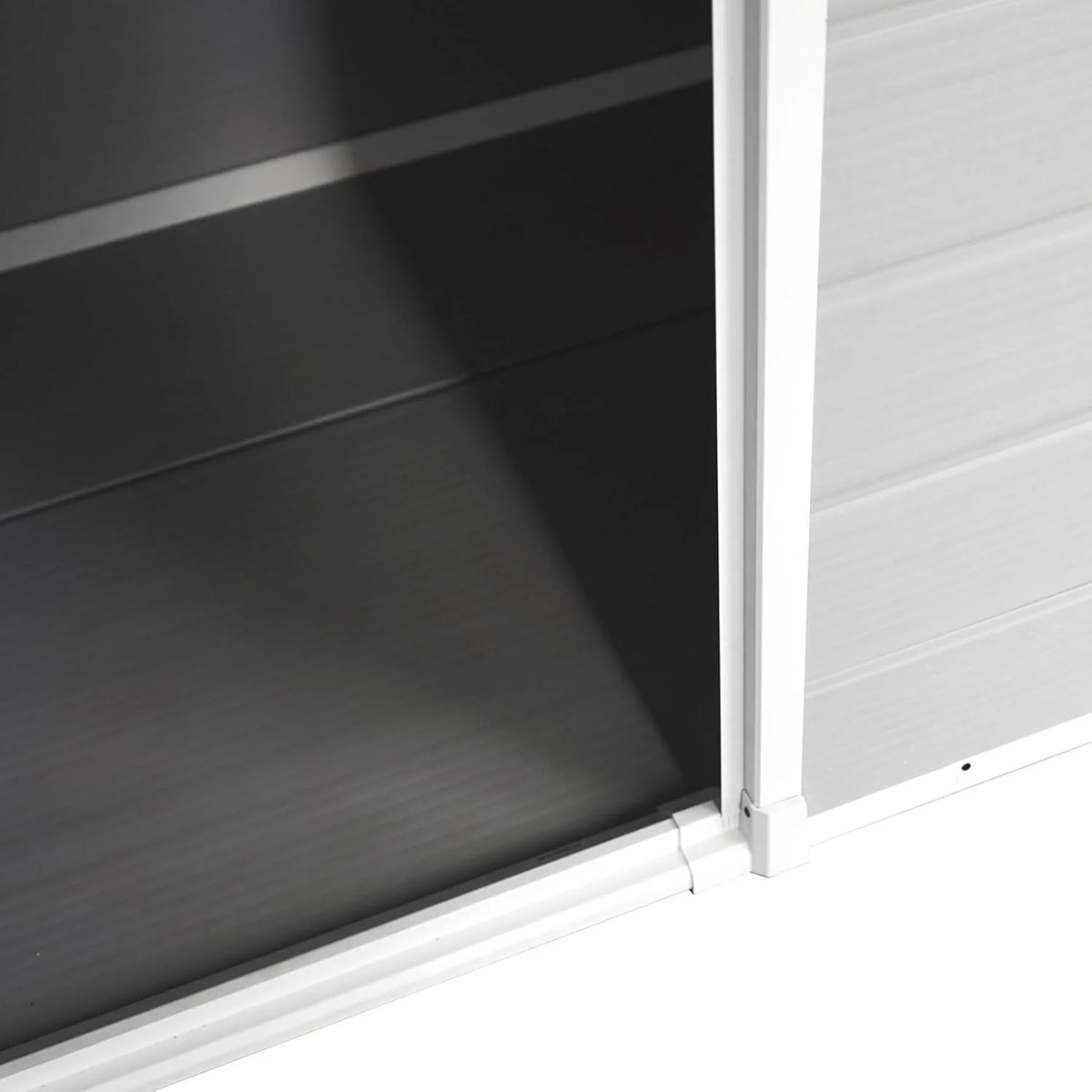 Wasabi - Armário de Resina para Jardim Unidade 1.4 – Janela de Luz Natural - Chão Incluído - Painéis de 12mm de Espessura - Cinza Branco - Galpão de PVC para Armazenamento Exterior - 1,37m2 - Telhado Plano