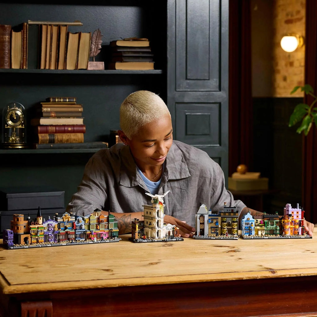 Harry Potter Lojas Mágicas do Beco Diagonal Maquete para Adultos e 12 Micro Figuras de Coleção, Nôitibus Andante, Presente para Mulheres e Homens, Decoração de Quarto, Conjunto de Magia 76444