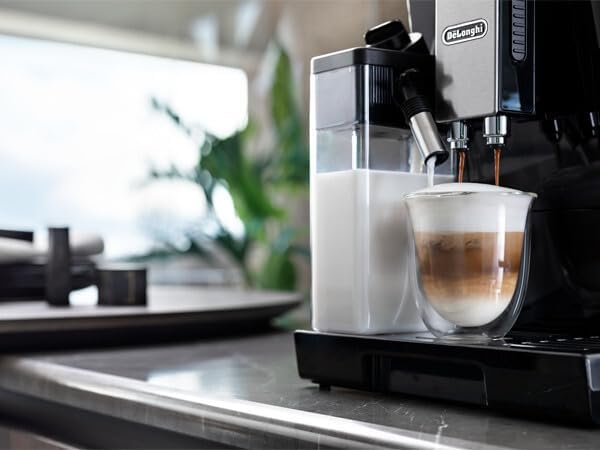 De'Longhi ECAM 44.666.B ELETTA Cappuccino, ECAM44.660.B, preto de alto brilho