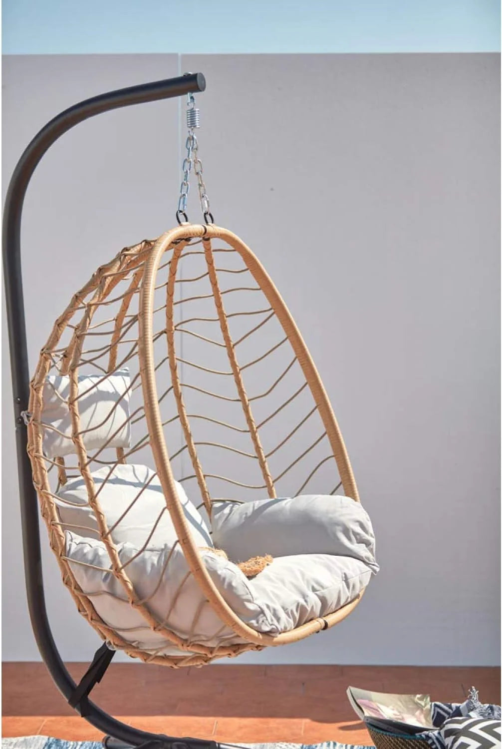 Concept-Usine | Linda Cadeira Suspensa Lima em Estrutura de Aço e Resina com Aparência de Rattan na Cor Bege, Almofada Acolchoada Confortável e Removível. Rede Impermeável e Resistente, Suporta 160 Kg