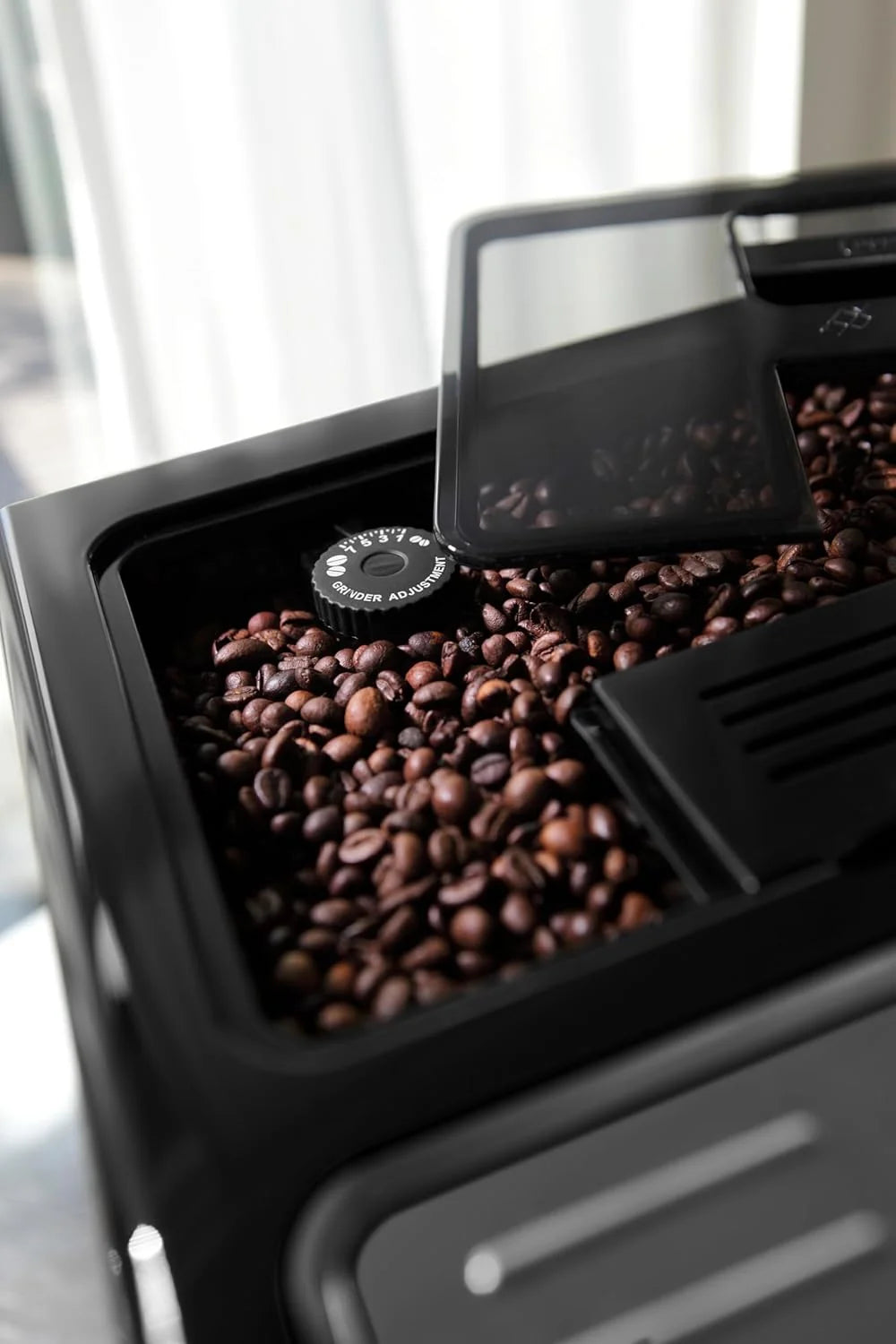 De'Longhi ECAM 44.666.B ELETTA Cappuccino, ECAM44.660.B, preto de alto brilho
