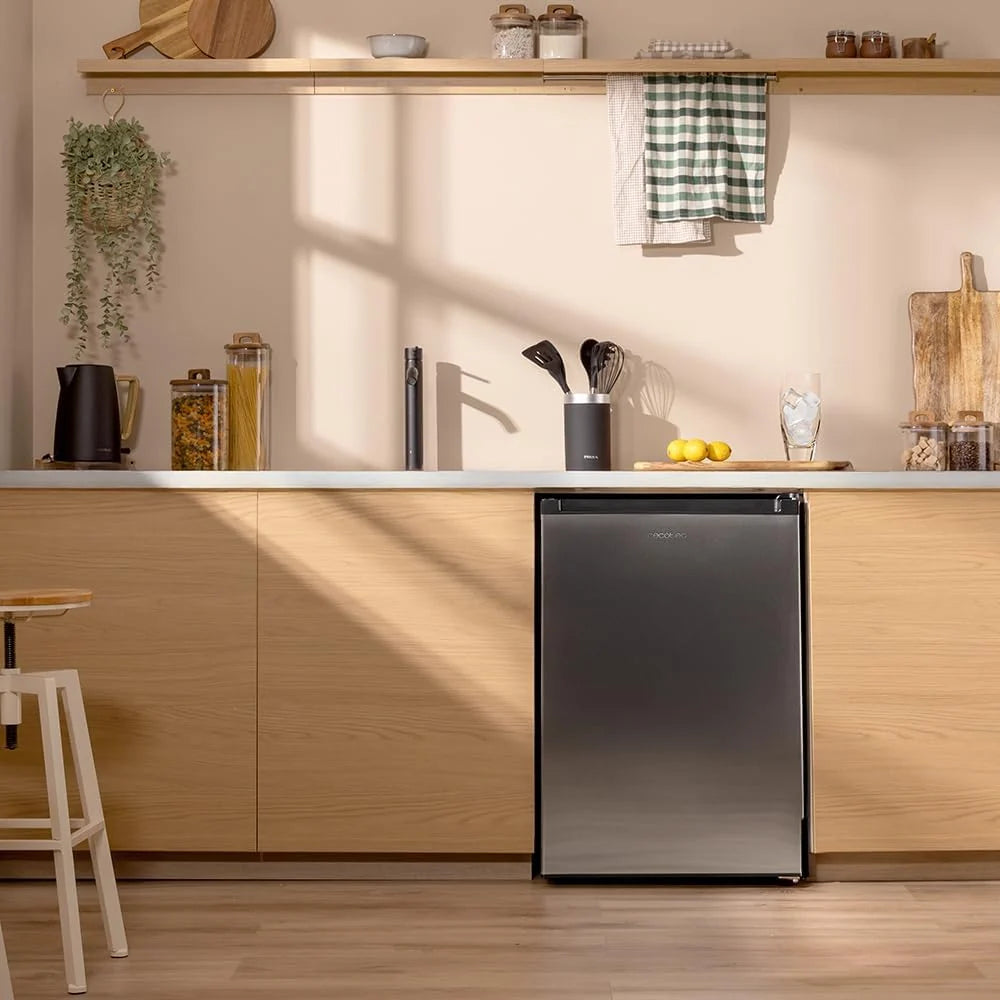 Cecotec Congelador Vertical de Mesa 97 L Bolero CoolMarket TF 97 Inox, Classe Energética E, Design compacto, Porta reversível, 3 Gavetas, Medidas 55,1 x 57,5 x 83,5 cm, Cor Inox