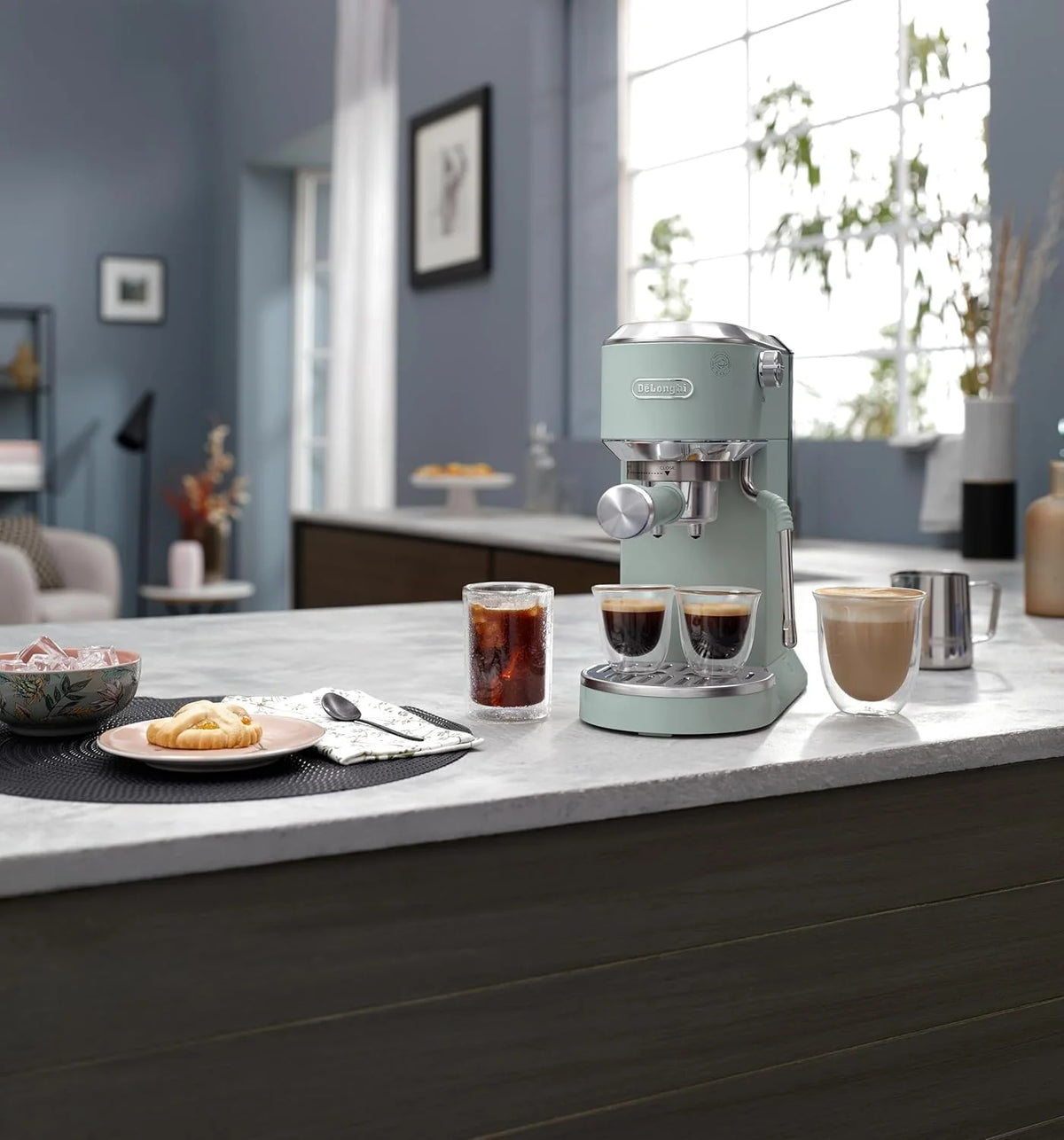 De'Longhi Dedica – Cafeteira Espresso Bomba de Aço Inoxidável para Café Moído ou Saches, Espresso e Cappuccino, Reservatório de 1.3 Litros, Sistema Anti-gotejamento, Modelo EC685.M, Cor Metal