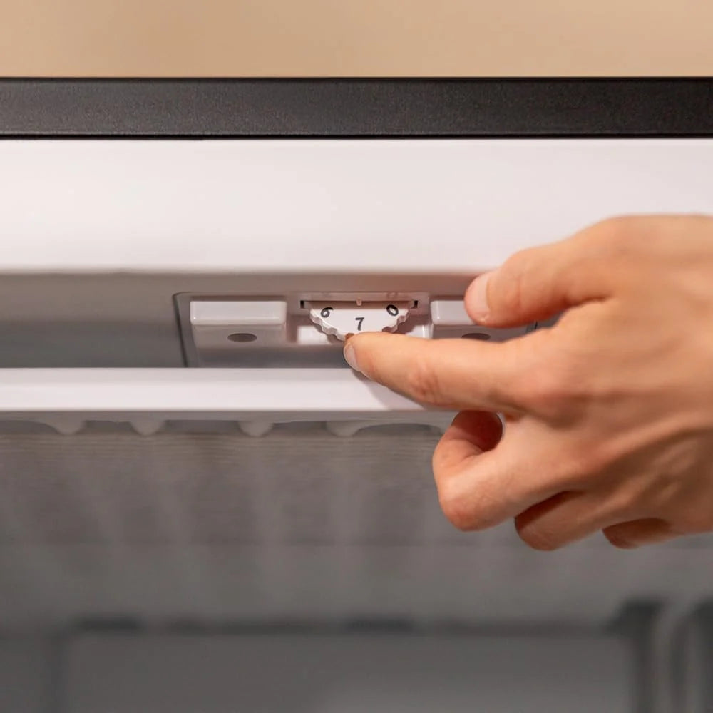Cecotec Congelador Vertical de Mesa 97 L Bolero CoolMarket TF 97 Inox, Classe Energética E, Design compacto, Porta reversível, 3 Gavetas, Medidas 55,1 x 57,5 x 83,5 cm, Cor Inox