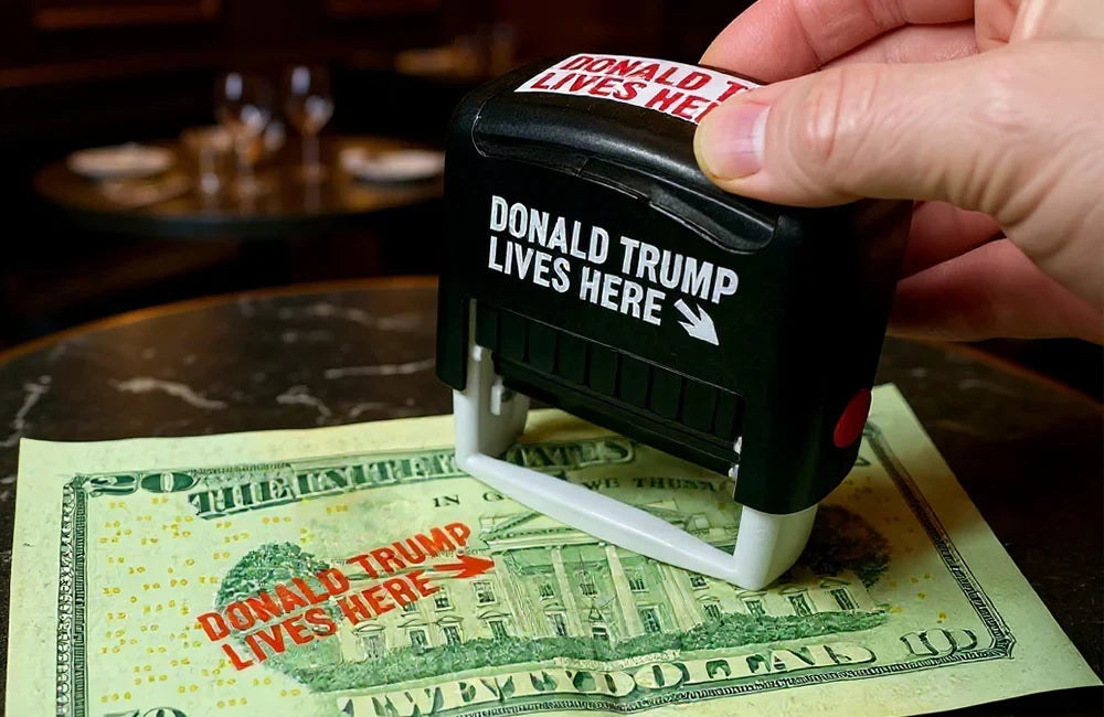 Carimbo de Dinheiro "Donald Trump Mora Aqui"