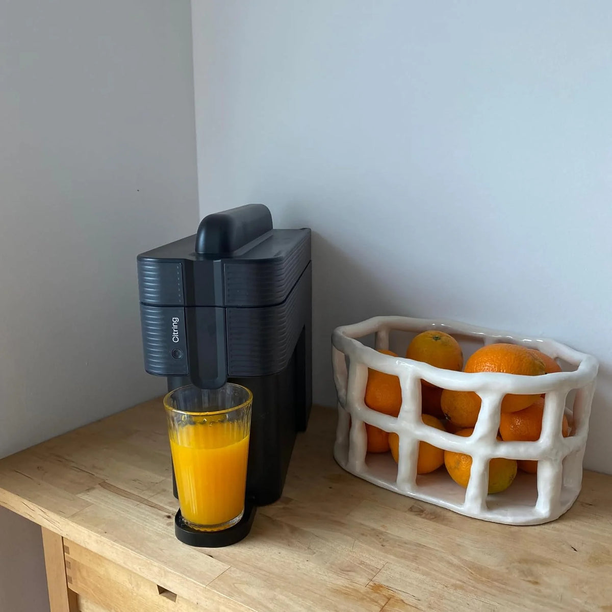 Um espremedor de laranjas elétrico automático | Seu suco pronto em menos de um minuto com apenas um botão - espremedor de laranjas feito na Espanha | Mais Rápido. Mais Limpo. Melhor (PRETO)