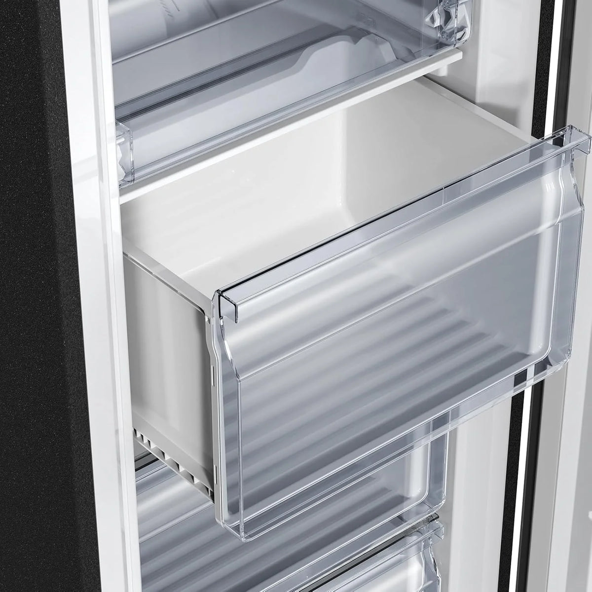 CHiQ Congelador Vertical No frost 166L, FSD166NE4E, Gavetas XL, Controle Eletrônico de Temperatura, Portas Reversíveis, Silencioso, Ice Box, Cor Inox Preto, Classe Energética E