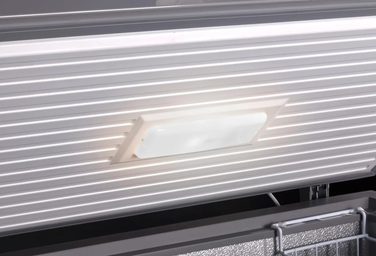 METRO Professional Freezer Horizontal GHF2700S, 188 x 73,5 x 94,5 cm, 700 L, 125W, 3 cestos, iluminação LED, 6 rodas, com fechadura, branco/cinza