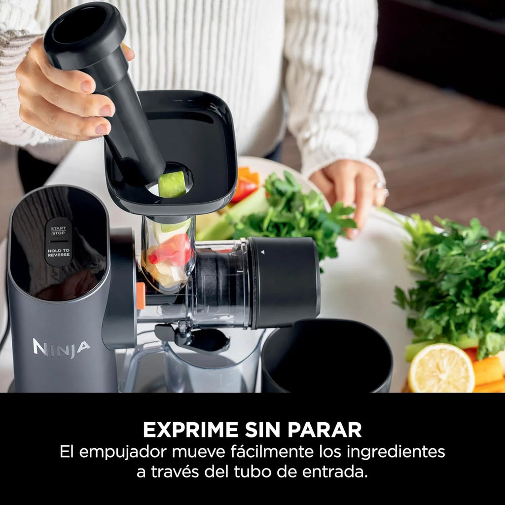 Ninja Extrator de Sumos de Prensagem a Frio com Jarro de 700ml e Recipiente para Polpa de 1,1L para Sumos e Bebidas Saudáveis, Compacto, Peças Próprias para Máquina de Lavar Loiça, Cinzento, JC151EU