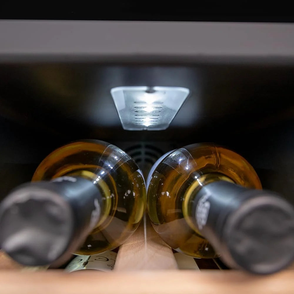 Cecotec Vinoteca de Livre Instalação Bolero GrandSommelier 1250 CoolWood. Frigorífico para vinhos com capacidade para 12 garrafas, temperatura ajustável de 8-18ºC, LED e prateleiras de madeira.