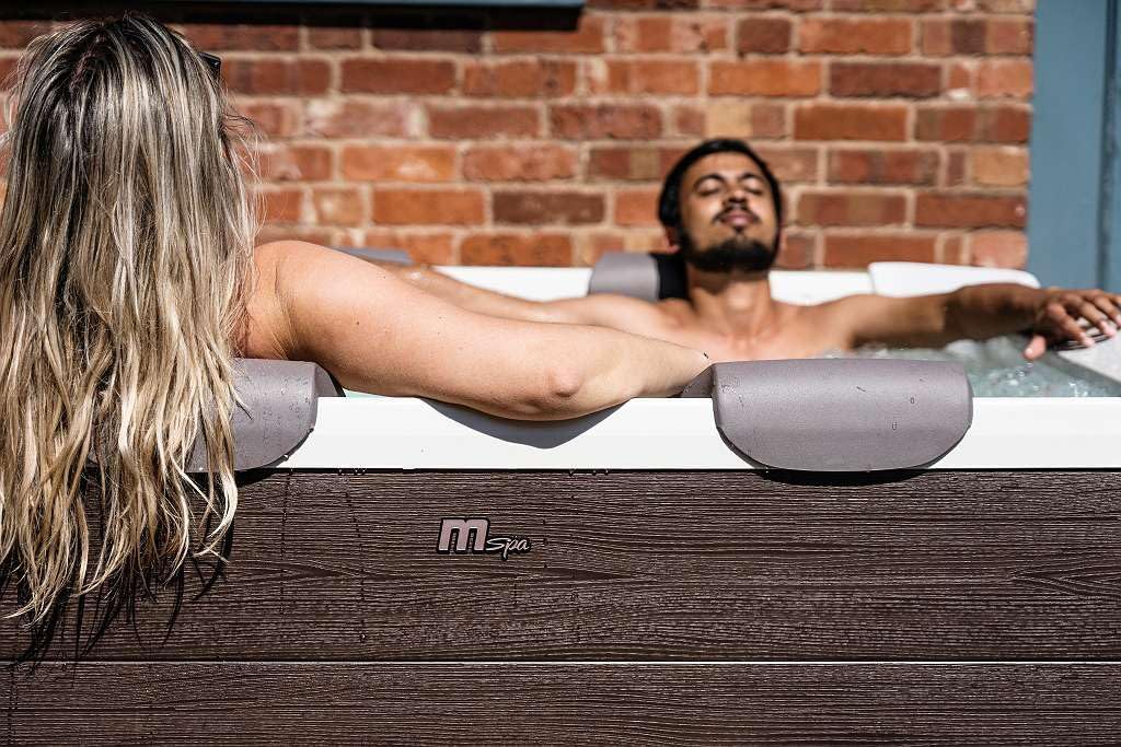 MSPA Tribeca para 6 pessoas, 160 x 160 x 65 cm, 120 jatos de massagem em 3 intensidades, desinfecção UVC e ozono, uso o ano todo, para exterior e interior, PVC resistente de 6 camadas,